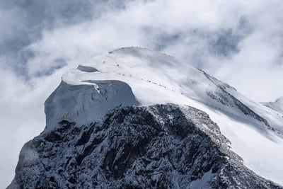 Glaciers menacés : le laboratoire public de Grenoble à l’avant-garde de la lutte climatique