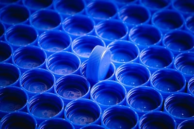 Le plastique sale : l’erreur de tri courante qui compromet tout le recyclage